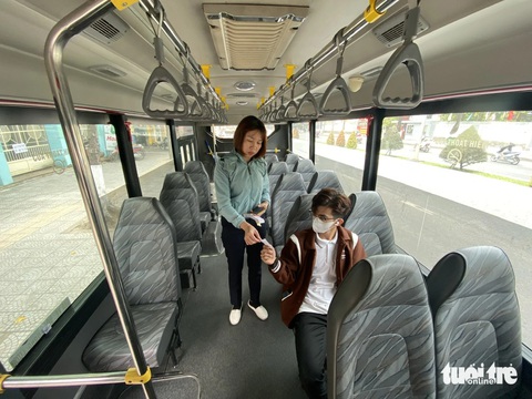 Xe buýt Đà Nẵng nối với phố cổ Hội An mở cửa đúng dịp lễ 30-4- Ảnh 1. Tuyến xe buýt mới kết nối hai trung tâm du lịch sẽ giúp du khách có thêm sự lựa chọn phương tiện khi đi lại - Ảnh: TRƯỜNG TRUNG