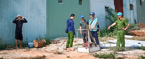 Gia Lai: Lật máy tời công trình xây dựng làm 1 người chết- Ảnh 1. Hiện trường vụ rơi máy tời làm một người chết, một người bị thương tại phường Phù Đổng, TP Pleiku, tỉnh Gia Lai - Ảnh: H.P