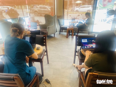 Khách ôm laptop ‘cắm rễ’ ở quán cà phê mùa nóng: Khéo chiều dễ thành khách ruột- Ảnh 3. Nhiều chủ quán cho rằng nên trân trọng và thích nghi với tệp khách là dân laptop - Ảnh: ĐOÀN NHẠN