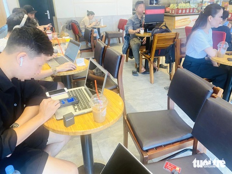 Khách ôm laptop ‘cắm rễ’ ở quán cà phê mùa nóng: Khéo chiều dễ thành khách ruột- Ảnh 1. Nhiều người trẻ chọn quán cà phê để làm việc, học tập những ngày hè nắng nóng - Ảnh: ĐOÀN NHẠN