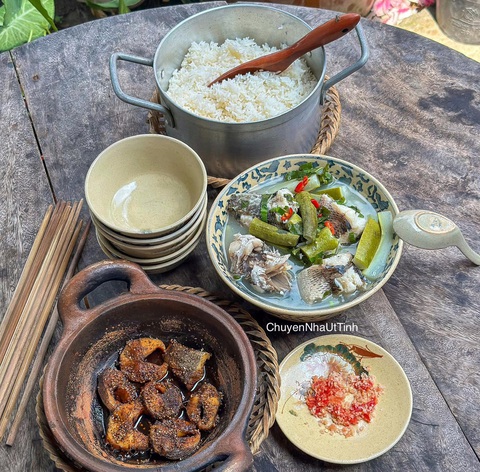 Bữa cơm miền Tây nhà Út Tình, dân dã bao ngon- Ảnh 7. Canh chua, cá kho là sự kết hợp hoàn hảo trong các bữa cơm - Ảnh: Chuyện nhà Út Tình