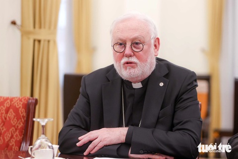 Ngoại trưởng Tòa thánh Vatican: Quan hệ với Việt Nam sẽ tiếp tục có các bước tiến quan trọng- Ảnh 1. Ngoại trưởng Tòa thánh Vatican Paul Richard Gallagher trong cuộc gặp Bộ trưởng Ngoại giao Bùi Thanh Sơn chiều 9-4 - Ảnh: NGUYỄN KHÁNH