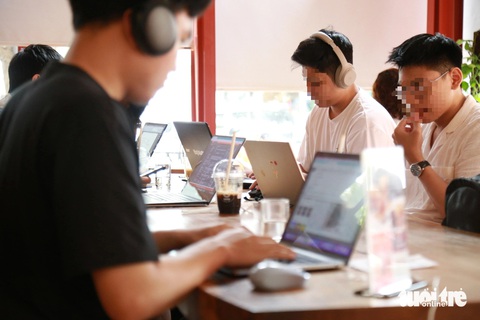 Chủ quán khóc thét vì khách ôm laptop 'cắm rễ' cả ngày- Ảnh 1. Bạn trẻ ở Đà Nẵng làm việc tại một quán cà phê có không gian dành riêng cho người làm việc - Ảnh: ĐOÀN NHẠN