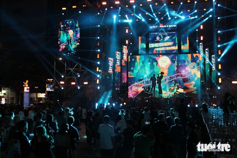 Xem Phương Mỹ Chi, Only C hát nhạc phim miễn phí tại HIFF 2024- Ảnh 1. Toàn cảnh sân khấu của CineShow - Nhạc trong phim - Ảnh: Tô Cường