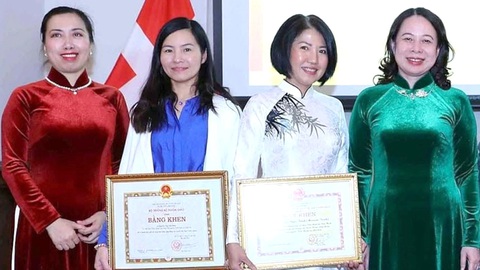 Tìm kiếm thành công cần ước mơ lớn, đừng viển vông- Ảnh 1. TS Nguyễn Thị Thu Hiền (thứ hai, từ trái sang) được quyền Chủ tịch nước Võ Thị Ánh Xuân (bìa phải) trao bằng khen vì đóng góp cho cộng đồng nhân chuyến thăm Đan Mạch khi bà Xuân là phó chủ tịch nước - Ảnh: NVCC