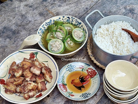 Bữa cơm miền Tây nhà Út Tình, dân dã bao ngon- Ảnh 3. Món canh bầu ăn mát ruột cùng món thọt ba rọi mằn mặn cũng là một sự kết hợp tuyệt vời trong các bữa cơm ngon - Ảnh: Chuyện nhà Út Tình