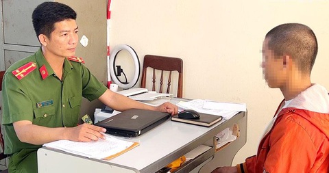 Sập bẫy việc nhẹ lương cao ở Tây Ninh, bị khống chế đưa sang Campuchia- Ảnh 1. Công an làm việc với một nạn nhân sập bẫy việc nhẹ lương cao vừa được người thân chuộc về - Ảnh: THÀNH SỰ