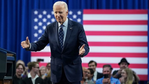 Tổng thống Biden công bố kế hoạch giảm nợ học phí cho 30 triệu sinh viên Mỹ- Ảnh 1. Tổng thống Mỹ Joe Biden phát biểu tại thành phố Madison, bang Wisconsin, Mỹ hôm 8-4 - Ảnh: REUTERS