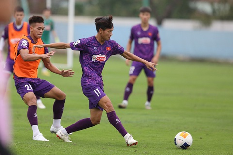 Tìm đội hình tối ưu của U23 Việt Nam- Ảnh 1. Bùi Vĩ Hào (phải) là một trong những chân sút có tốc độ của U23 Việt Nam - Ảnh: HOÀNG TÙNG