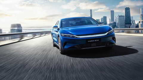 BYD sẽ tung những mẫu xe và cạnh tranh phân khúc nào tại Việt Nam?- Ảnh 10. BYD Han EV có 2 phiên bản. Phiên bản tiêu chuẩn có tầm hoạt động 545km/lần sạc, với một mô-tơ dẫn động ở cầu trước. Phiên bản cao cấp (Flaship) sẽ có 2 mô-tơ điện (1 bánh trước và 1 bánh sau) giúp xe tăng tốc từ 0-100km/h trong 3,9 giây và tầm hoạt động 605km/lần sạc - Ảnh: BYD