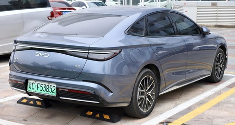 BYD sẽ tung những mẫu xe và cạnh tranh phân khúc nào tại Việt Nam?- Ảnh 12. BYD Seal DM-i là dòng xe tầm trung bên dưới Han EV. Kích thước 4.980 x 1.890 x 1.495 (mm), chiều dài cơ sở 2.900mm. Mặc dù chiều dài tổng thể lớn hơn gần 100mm nhưng chiều dài cơ sở của Seal DM-i chỉ hơn Toyota Camry 75mm. Vì sử dụng hệ dẫn động hybrid nên đối thủ trực tiếp của mẫu xe này sẽ là Toyota Camry bản hybrid - Ảnh: BYD