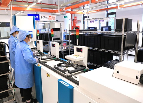 Tin tức sáng 10-4: Bạc Liêu và Bộ Kế hoạch và Đầu tư thấp điểm nhất về thủ tục hành chính- Ảnh 2. Doanh nghiệp sản xuất thiết bị năng lượng tái tạo tại TP.HCM - Ảnh: NGỌC HIỂN