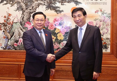 Chủ tịch Quốc hội Vương Đình Huệ hội kiến Chủ tịch Chính hiệp Trung Quốc Vương Hộ Ninh- Ảnh 1. Chủ tịch Chính hiệp toàn quốc Trung Quốc Vương Hộ Ninh đón Chủ tịch Quốc hội Vương Đình Huệ - Ảnh: TTXVN