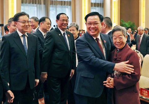 Chủ tịch Quốc hội: Củng cố nền tảng dân ý vững chắc cho quan hệ hợp tác Việt Nam - Trung Quốc- Ảnh 3. Chủ tịch Quốc hội Vương Đình Huệ với đại biểu Trung Quốc tại chương trình - Ảnh: TTXVN