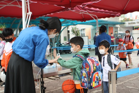 Tuyển sinh đầu cấp ở Hà Nội: Không phải nộp giấy xác nhận thông tin cư trú- Ảnh 1. Đón học sinh đến trường ở Trường tiểu học Dịch Vọng - Cầu Giấy (Hà Nội) - Ảnh: VĨNH HÀ