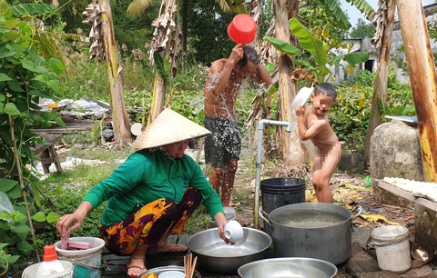 Hơn 50.000 hộ dân ở Đồng bằng sông Cửu Long thiếu nước sinh hoạt- Ảnh 1. Hơn 4.000 người dân Cà Mau đang đối mặt với cảnh thiếu nước ngọt sử dụng trong sinh hoạt - Ảnh: THANH HUYỀN