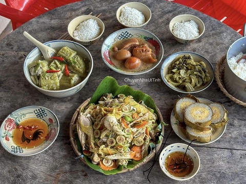 Bữa cơm miền Tây nhà Út Tình, dân dã bao ngon- Ảnh 2. Gỏi gà trái sung được xem như món ăn may mắn để chào đón năm mới trong bữa cơm của người miền Tây - Ảnh: Chuyện nhà Út Tình