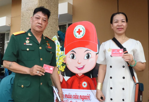 Vợ chồng bà Nguyễn Thị Lan, ông Trần Quang Thuận có gần 100 lần tham gia hiến máu - Ảnh: Sài Gòn giải phóng Vợ chồng bà Nguyễn Thị Lan, ông Trần Quang Thuận có gần 100 lần tham gia hiến máu - Ảnh: Sài Gòn giải phóng