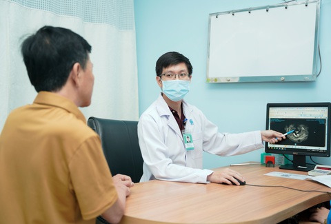 Điều trị thành công cho một người đàn ông đau mạn tính suốt 18 năm- Ảnh 1. Bệnh nhân đau mạn tính đang được bác sĩ Bệnh viện Đại học Y dược khám bệnh - Ảnh:BVCC