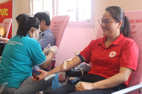 Ảnh: NGỌC NHI Chị Lê Thị Huyền Trang (34 tuổi, quận Bình Thạnh) đã 7 lần hiến máu tình nguyện và tích cực vận động bạn bè cùng nhau tham gia hoạt động ý nghĩa này - Ảnh: NGỌC NHI