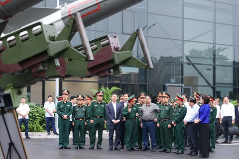 Thủ tướng làm việc, Viettel báo cáo đã làm chủ công nghệ lõi sản phẩm quốc phòng công nghệ cao- Ảnh 3. Thủ tướng Phạm Minh Chính và lãnh đạo các bộ ngành tại trụ sở Tập đoàn Viettel - Ảnh: ĐOÀN BẮC