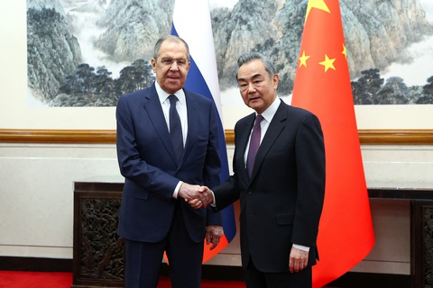 Ngoại trưởng Nga thăm Trung Quốc, bàn tình hình Ukraine- Ảnh 1. Ngoại trưởng Nga Sergei Lavrov (bên trái) và Ngoại trưởng Trung Quốc Vương Nghị trong cuộc họp ở Bắc Kinh (Trung Quốc) ngày 9-4 - Ảnh: REUTERS