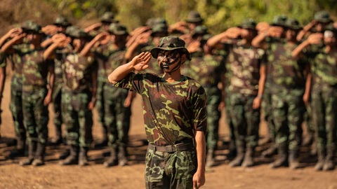 Myanmar bắt đầu huấn luyện quân sự cho lớp tân binh mới- Ảnh 1. Các binh sĩ của quân đội Myanmar tham gia huấn luyện tại một căn cứ ở miền đông Myanmar - Ảnh: NIKKEI ASIA