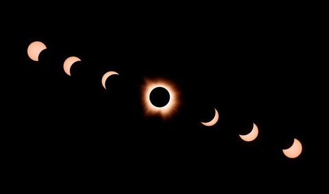 In this composite of seven photographs, the moon passes by the sun during a total solar eclipse in Bloomington, Indiana, on April 8, 2024. JOSH EDELSON/AFP VIA GETTY IMAGES Mặt trăng đi ngang qua Mặt trời trong hiện tượng nhật thực toàn phần ở Bloomington, Indiana, hôm 8-4 - Ảnh: AFP/Getty Images
