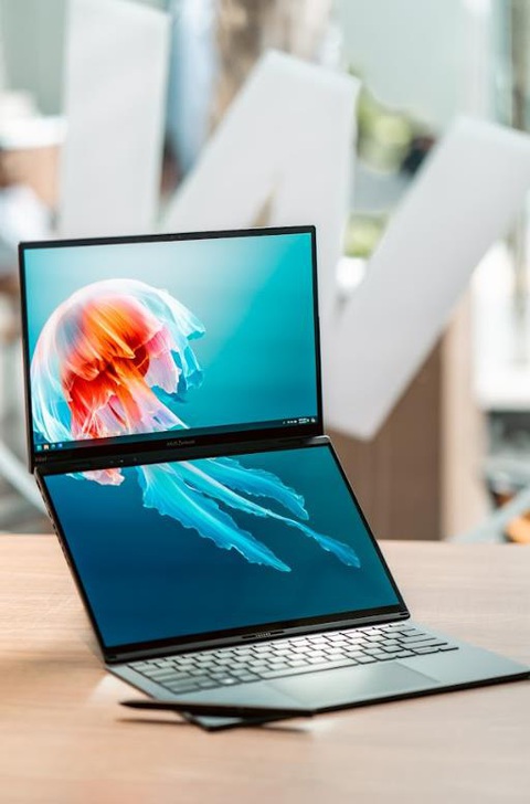 Zenbook DUO: Laptop 2 màn hình Lumina OLED trang bị chip AI- Ảnh 2. Người dùng có thể sử dụng Zenbook DUO ở nhiều chế độ linh hoạt