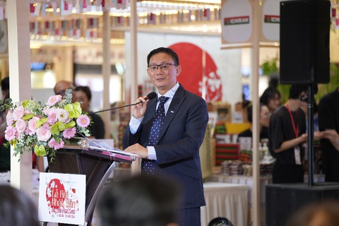 Đắm mình trong ngôi làng cổ Nhật Bản tại Saigon Centre- Ảnh 2. Ông Joseph Low - Chủ tịch Hội Đồng Thành viên Công ty Liên Doanh Keppel Land Watco, Chủ đầu tư Trung tâm Thương mại Saigon Centre, kiêm Chủ tịch, Khối Bất Động Sản, Tập Đoàn Keppel tại Việt Nam - phát biểu tại buổi lễ