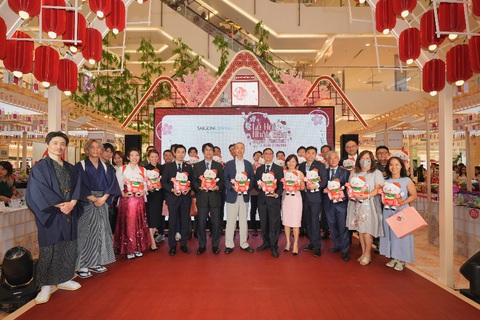 Đắm mình trong ngôi làng cổ Nhật Bản tại Saigon Centre- Ảnh 4. Quý vị khách mời chụp ảnh cùng chú mèo Meowberry – linh vật của Lễ Hội Nhật Bản năm nay