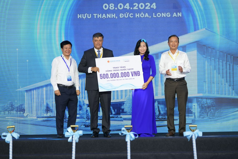 Suntory PepsiCo Việt Nam xây nhà máy hơn 300 triệu USD- Ảnh 5. Trao bảng tương trưng đóng góp công trình cộng đồng - Ảnh: M.H