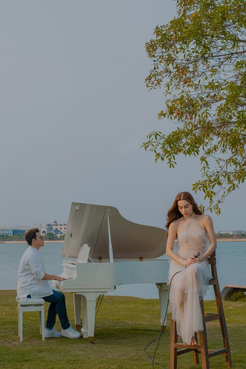Hồ Ngọc Hà tái hợp Nguyễn Minh Cường, MV lập tức lên top 1- Ảnh 4. Ca khúc chủ đề album 'Tự nhiên' của nhạc sĩ Nguyễn Minh Cường do Hồ Ngọc Hà thể hiện nhanh chóng đạt Top 1 lượt nghe trên iTunes Việt Nam.