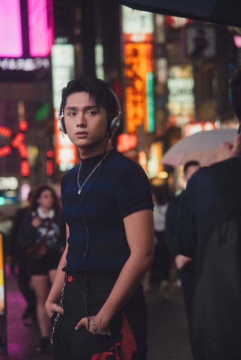 GREY D khiến khán giả 'suy' từ nhạc đến MV với ‘nhạt-fine’- Ảnh 4. Chiếc tai nghe gắn với hình ảnh GREY D xuyên suốt MV