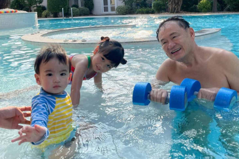 Ông Thaksin vui đùa dưới nước, gây tranh cãi về tình trạng sức khỏe- Ảnh 1. Cựu thủ tướng Thái Lan Thaksin Shinawatra vui chơi cùng các cháu trong hồ bơi tại gia trong bức ảnh đăng tải ngày 8-4 - Ảnh: @ingshin21/instagram