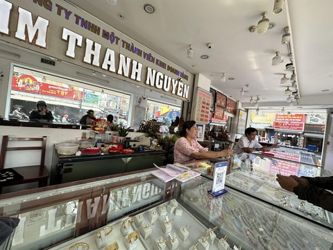 Giá vàng nhẫn 9999 vượt 75 triệu đồng/lượng: Vắng vẻ khách mua, khách bán- Ảnh 1. Thị trường giá vàng nhẫn 9999 vượt 75 triệu đồng/lượng, nhưng thực tế mua bán diễn ra rất bình thường, không đột biến - Ảnh: T.THƯƠNG