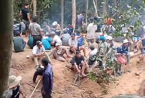 Trong ảnh là người dân vào khu rừng đặc dụng Đèo Cả (xã Hòa Tâm, thị xã Đông Hòa, tỉnh Phú Yên) để tìm trầm hương - Ảnh: MẠNH PHONG Người dân vào khu rừng đặc dụng Đèo Cả (xã Hòa Tâm, thị xã Đông Hòa) để tìm trầm hương - Ảnh cắt từ clip của MẠNH PHONG