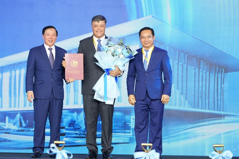 Suntory PepsiCo Việt Nam xây nhà máy hơn 300 triệu USD- Ảnh 2. Trao giấy phép đầu tư và xây dựng - Ảnh: M.H