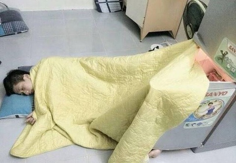 'Học lóm' muôn kiểu trốn nóng 40 độ C bá đạo- Ảnh 1. Tháng này hóa đơn tiền điện tăng chắc.