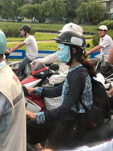 'Học lóm' muôn kiểu trốn nóng 40 độ C bá đạo- Ảnh 7. Một khẩu trang chưa đủ, phải 4 mới