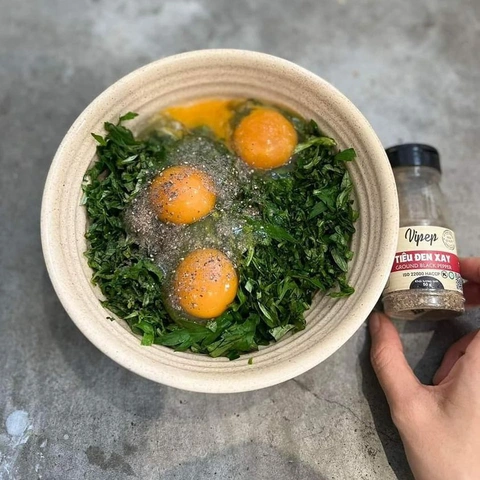 Tác dụng chữa bệnh bất ngờ của món trứng ngải cứu- Ảnh 2. Chế biến món trứng chiên rau ngải cứu - Ảnh minh họa