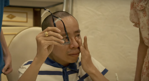 Anh Nguyễn Đức khóc khi hai con chúc mình khỏe mạnh và sống suốt đời bên vợ con - Ảnh: Chụp từ trailer Anh Nguyễn Đức khóc khi hai con chúc mình khỏe mạnh và sống suốt đời bên vợ con - Ảnh: Chụp từ trailer