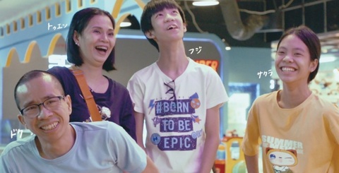 Anh Nguyễn Đức trong một lần đi chơi bowling cùng vợ Thanh Tuyền và hai con Phú Sĩ - Anh Đào - Ảnh: Kingyo Films Anh Nguyễn Đức trong một lần đi chơi bowling cùng vợ Thanh Tuyền và hai con Phú Sĩ - Anh Đào - Ảnh: Kingyo Films