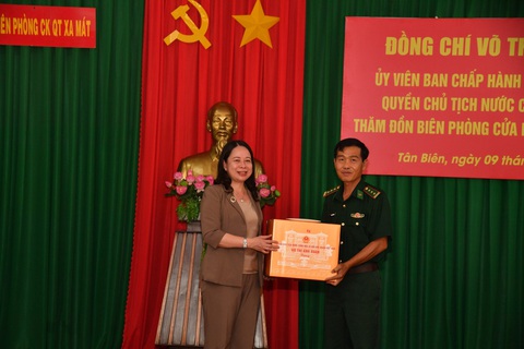 Quyền Chủ tịch nước thăm đồn biên phòng cửa khẩu quốc tế ở Tây Ninh- Ảnh 2. Quyền Chủ tịch nước Võ Thị Ánh Xuân tặng quà cho cán bộ, chiến sĩ - Ảnh: LÊ QUÂN
