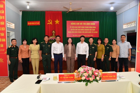 Quyền Chủ tịch nước thăm đồn biên phòng cửa khẩu quốc tế ở Tây Ninh- Ảnh 3. Tham gia đoàn có Thiếu tướng Nguyễn Hoài Phương - phó tư lệnh Bộ đội biên phòng và ông Nguyễn Thành Tâm - bí thư Tỉnh ủy Tây Ninh - Ảnh: TRUNG QUÂN