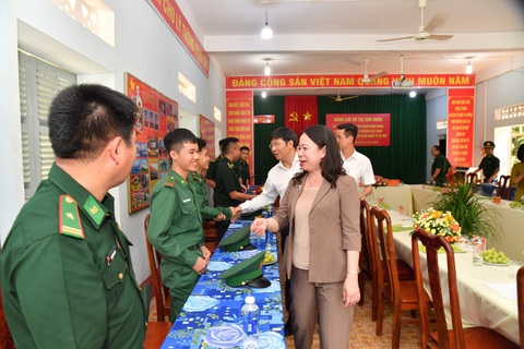 Quyền Chủ tịch nước thăm đồn biên phòng cửa khẩu quốc tế ở Tây Ninh- Ảnh 1. Quyền Chủ tịch nước Võ Thị Ánh Xuân thăm hỏi các cán bộ, chiến sĩ Đồn biên phòng cửa khẩu quốc tế Xa Mát, tỉnh Tây Ninh - Ảnh: TRUNG QUÂN