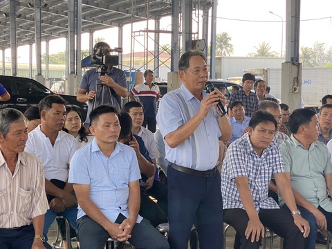 Ngư dân huyện Phù Cát nói chuyện, trải lòng với bộ trưởng Lê Minh Hoan trong nỗ lực gỡ thẻ vàng IUU cho ngành thủy sản Việt Nam - Ảnh: THANH AN Ngư dân huyện Phù Cát nói chuyện, trải lòng với Bộ trưởng Lê Minh Hoan trong nỗ lực gỡ thẻ vàng IUU cho ngành thủy sản Việt Nam - Ảnh: THANH AN