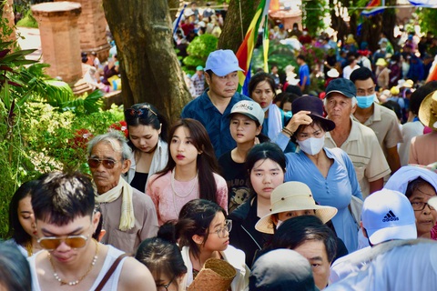 Khánh Hòa thu hơn 1.300 tỉ đồng, du lịch Phú Yên bùng nổ dịp nghỉ lễ 30-4 và 1-5- Ảnh 1. Du khách chen kín khi tham quan Tháp Bà Ponagar (Nha Trang, Khánh Hòa) dịp lễ 30-4, 1-5 - Ảnh: MINH CHIẾN