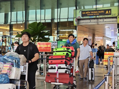 Taxi và xe công nghệ đua 'dàn quân' đầy bãi chờ ở sân bay Tân Sơn Nhất- Ảnh 5. Hành khách bắt đầu di chuyển trở lại khá đông qua Tân Sơn Nhất sau kỳ nghỉ lễ. Theo thông tin từ sân bay, khung giờ 17h đến 21h rất đông khách đến - Ảnh: CÔNG TRUNG