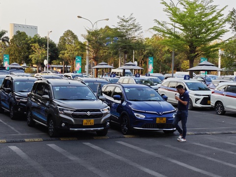 Taxi và xe công nghệ đua 'dàn quân' đầy bãi chờ ở sân bay Tân Sơn Nhất- Ảnh 2. Taxi đậu đầy bãi, sẵn sàng vào khu vực làn xe để đón khách tăng cao trong chiều tối 1-5 - Ảnh: CÔNG TRUNG